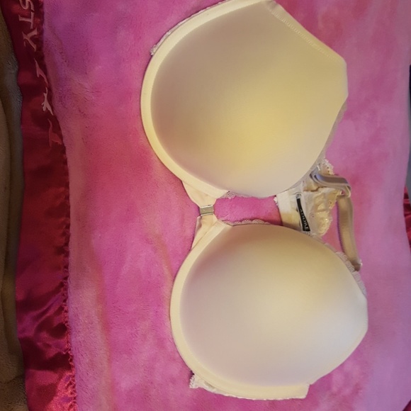 !!!!SOLD!!!!36DDD Cream bra and panty set - Picture 1 of 6